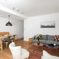 Stylish 2BR Home in West Kensington 4 guests