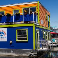 A Float Home B&B in Fisherman’s Wharf，位于维多利亚Victoria Inner Harbour Airport - YWH附近的酒店