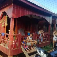 Bee Bee's Chalets home stay and trekking，位于邦隆的酒店
