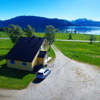 1 Room in The Yellow House, close to Airport & Lofoten，位于伊温斯科尔哈尔斯塔纳尔维克机场 - EVE附近的酒店