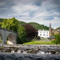 Atholl Arms Hotel，位于邓凯尔德的酒店
