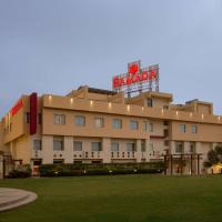 华美达阿杰梅尔酒店，位于吉申格尔Kishangarh Airport - KQH附近的酒店