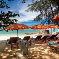 Khaolak Wanaburee Resort - SHA Extra Plus，位于蔻立拷叻海滩的酒店