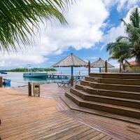Wikkid Resort，位于Dixon Cove罗阿坦机场 - RTB附近的酒店