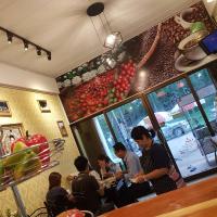 Amaretto & Caffe Hostel，位于素叻素叻他尼机场 - URT附近的酒店