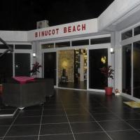 比努克特海滩度假酒店，位于Ferrol朗布隆机场 - TBH附近的酒店
