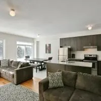 New Blue Mountain Village Snowbridge Executive Townhome Sleeps 10 with Outdoor Pool and Shuttle,位于Nottawa的酒店