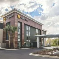 La Quinta Inn & Suites by Wyndham Myrtle Beach - N Kings Hwy,位于默特尔比奇的酒店