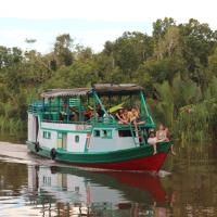 houseboat kelotok bee，位于Kumai庞卡兰布翁机场 - PKN附近的酒店