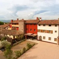 Elliot Osteria e dormire in collina，位于Manzano的酒店
