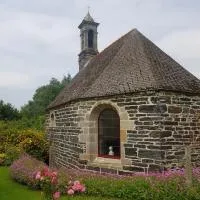 Gîte Atypique Dans Une Chapelle，位于Briec的酒店