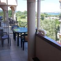 Hacienda Beach Apartment mit Meerblick，位于索佐波尔Golden Fish Beach的酒店