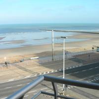 Studio apartment 'De Strandwandeling' with frontal sea view near Ostend，位于奥斯坦德奥斯坦德-布鲁日国际机场 - OST附近的酒店