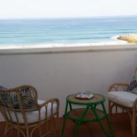 Amazing Panoramic Beach View in Caparica (T1)，位于卡帕里卡海岸的酒店