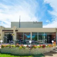 Logis Hôtel & Restaurant Le Fleurance，位于弗洛恩斯的酒店
