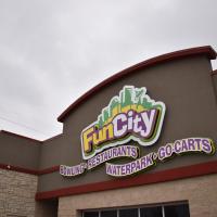 Fun City Resort Hotel，位于伯灵顿Southeast Iowa Regional Airport - BRL附近的酒店