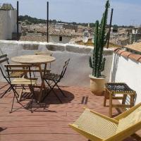 Appartement avec terrasse panoramique au coeur de Nîmes，位于尼姆Nimes City Centre的酒店