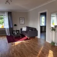 Lovely, spacious apartment with free parking，位于桑德维肯的酒店
