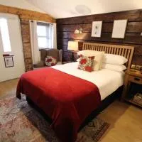 Boutique Garden Lodge @ The Larches,位于伍尔弗汉普顿的酒店