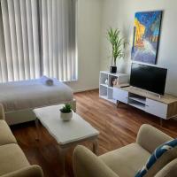 Bright 1 Bedroom Apartment 5km to Surfers Paradise，位于黄金海岸阿什莫尔的酒店