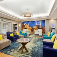 La Quinta Inn and Suites by Wyndham at WaTiki Waterpark，位于拉皮德城拉皮德城机场 - RAP附近的酒店