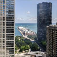 Captivating Apartment with Pier Views, Pool and Gym，位于芝加哥近东区的酒店