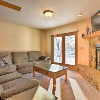 Cozy Riverfront Home with Fire Pit in Houghton Lake!，位于霍顿湖Roscommon County Airport - HTL附近的酒店