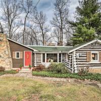 Macungie Cabin with Fireplace Near Bear Creek Skiing，位于Macungie的酒店
