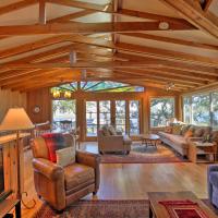 Hillside Home with Deck and Views of Tomales Bay!，位于因弗内斯的酒店