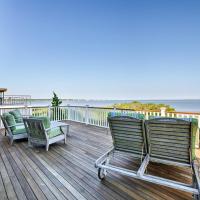 Luxe Waterfront East Quogue Home with Beach On-Site!，位于East Quogue弗朗西斯格布里斯克机场 - FOK附近的酒店