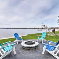 Lakefront Cadillac Home with Dock - Mins to Hiking，位于凯迪拉克的酒店