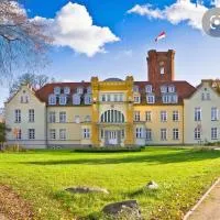 Ruhig & Idyllisch - Schloss Lelkendorf - Maisonette-Apartment Ulrichshusen mit Dachterrrasse, Mecklenburger Seenplatte mit Dachterrasse, Nähe Ostsee，位于Lelkendorf的酒店