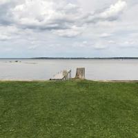 Peaceful Lakefront Houghton Lake Property with Patio，位于霍顿湖Roscommon County Airport - HTL附近的酒店