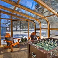4 Season, Waterfront Houghton Lake House with Dock!，位于霍顿湖Roscommon County Airport - HTL附近的酒店