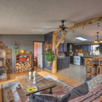 Cozy Black Hills Home 13 Acres with Deck and Views!，位于温泉城查德任市机场 - CDR附近的酒店