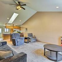 Elwood Townhome with Patio, 7 Mi to Johnson Lake，位于ElwoodLexington - LXN附近的酒店