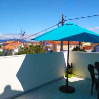 Independent house near Estoril with terrace，位于圣多明戈德拉纳Cascais Municipal Airport - CAT附近的酒店