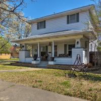 Charming Craftsman Home in Downtown Bartlesville!，位于巴特尔斯维尔巴特尔斯维尔市机场 - BVO附近的酒店