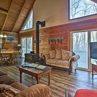 Wintergreen Home with Deck - Near Skiing and Hiking!，位于Wintergreen的酒店