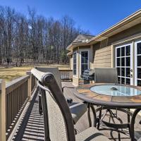Private Family Home with Deck, Porch and Forest Views!，位于麦科马斯海滩的酒店