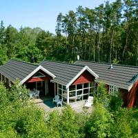 Modern Holiday Home in Aakirkeby with Sauna，位于维斯特索马肯的酒店
