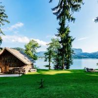 Private beach house on Lake Bled，位于布莱德Bled Lake的酒店