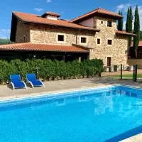 Akla Hotel Suites Valles Pasiegos，位于Saro的酒店