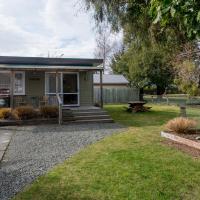 Accommodation Fiordland The Bach - One Bedroom Cottage at 226B Milford Road，位于蒂阿瑙的酒店