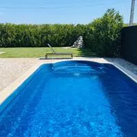 Luxury 3 Bedroom Pool Villa，位于Gulia的酒店