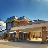 圣路易斯机场梨树酒店，位于埃德蒙逊兰伯特-圣路易斯国际机场 - STL附近的酒店