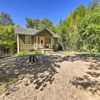 Pet-Friendly Cottage w/ Fire Pit - 3 Mi to SIU!，位于卡本代尔的酒店