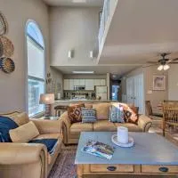 Cloudcroft Townhome w/ Deck - 1 Mi to Burro Ave!，位于克劳德克罗夫特的酒店