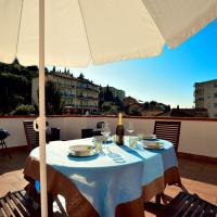 Casa con grande terrazza, AC, wifi, posto auto e vicino al mare，位于因佩里亚的酒店