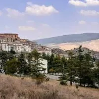 LE ORIGINI casa in borgo tipico lucano，位于Trivigno的酒店